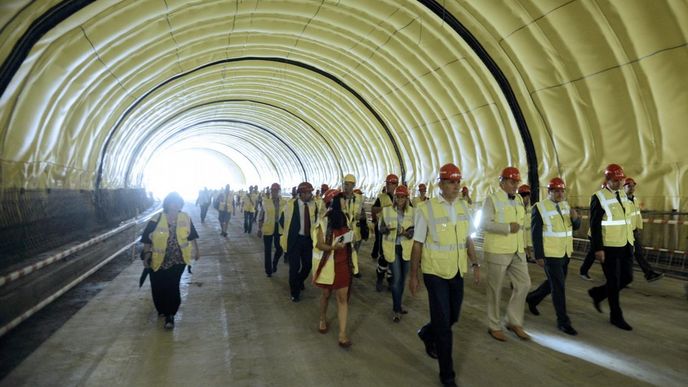 Účastníci slavnostního ukončení ražby tubusů si prohlížejí pražský tunel Blanka, odkud dělníci 5. září vyvezli poslední kubík vytěžené zeminy. Účastníci slavnostního ukončení ražby tubusů si prohlížejí pražský tunel Blanka, odkud dělníci 5. září vyvezli poslední kubík vytěžené zeminy.