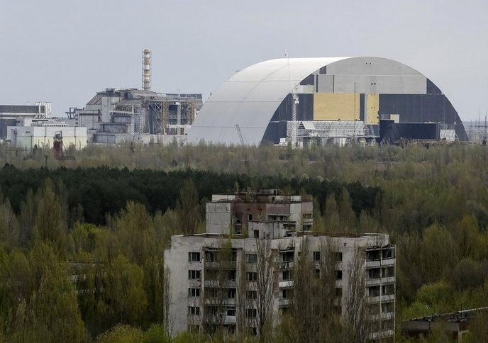 Černobylská jaderná elektrárna - vlevo starý sarkofág, vpravo nově budovaný příkrov Černobylská jaderná elektrárna - vlevo starý sarkofág, vpravo nově budovaný příkrov