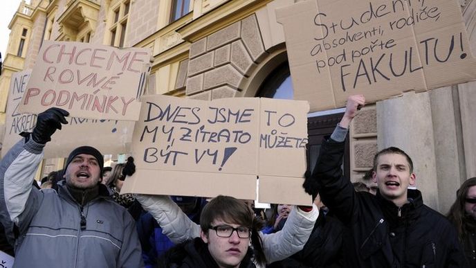 Asi 300 stovky studentů protestovaly 2. února před budovou plzeňské právnické fakulty. Akcí vyjadřovaly nesouhlas s rozhodnutím akreditační komise, která neprodloužila fakultě pětiletý magisterský program. Asi 300 stovky studentů protestovaly 2. února před budovou plzeňské právnické fakulty. Akcí vyjadřovaly nesouhlas s rozhodnutím akreditační komise, která neprodloužila fakultě pětiletý magisterský program.