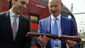 Jednotka ÖBB railjet byla 17. dubna představena na trase Břeclav-Brno-Praha. Na snímku jsou generální ředitel ÖBB Christian Kern (vlevo) a generální ředitel ČR Petr Žaluda. Jednotka ÖBB railjet byla 17. dubna představena na trase Břeclav-Brno-Praha. Na snímku jsou generální ředitel ÖBB Christian Kern (vlevo) a generální ředitel ČR Petr Žaluda.
