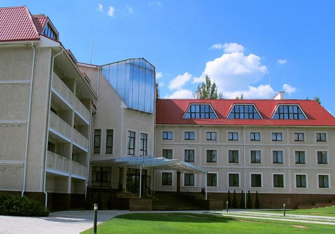 Centrum Kirša. Slouží jako tréninkové zázemí Šachtaru Doněck a za své přechodné bydliště si ho vybrala reprezentace Francie. Šachtar
centrum využívá od roku 1953, nynější podobu však zázemí získalo teprve v roce 1999. Jeho součástí je mimo jiné i fotbalová hala či kino. Centrum Kirša. Slouží jako tréninkové zázemí Šachtaru Doněck a za své přechodné bydliště si ho vybrala reprezentace Francie. Šachtar
centrum využívá od roku 1953, nynější podobu však zázemí získalo teprve v roce 1999. Jeho součástí je mimo jiné i fotbalová hala či kino.