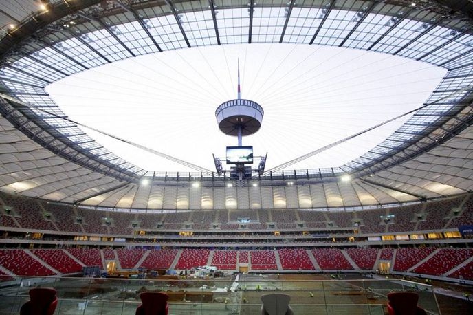 Národní stadion ve Varšavě. Vznikat začal 7. října 2009 na místě bývalého stotisícového Stadionu Desetiletí. Přestavbu vedle náročných prací zbrzdily i tři smrtelné nehody dělníků. Místo v polovině roku 2011 tak rekonstrukce
skončila až 29. listopadu. Národní stadion ve Varšavě. Vznikat začal 7. října 2009 na místě bývalého stotisícového Stadionu Desetiletí. Přestavbu vedle náročných prací zbrzdily i tři smrtelné nehody dělníků. Místo v polovině roku 2011 tak rekonstrukce
skončila až 29. listopadu.