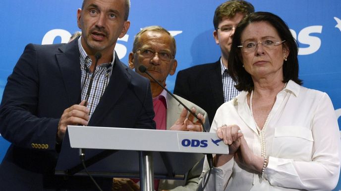 Zleva úřadující předseda ODS Martin Kuba, předseda senátního klubu Jaroslav Kubera, místopředseda Jiří Pospíšil a místopředsedkyně strany Miroslava Němcová. Zleva úřadující předseda ODS Martin Kuba, předseda senátního klubu Jaroslav Kubera, místopředseda Jiří Pospíšil a místopředsedkyně strany Miroslava Němcová.