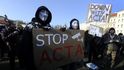 V Praze dnes proti smlouvě ACTA protestovalo asi 200 lidí V Praze dnes proti smlouvě ACTA protestovalo asi 200 lidí