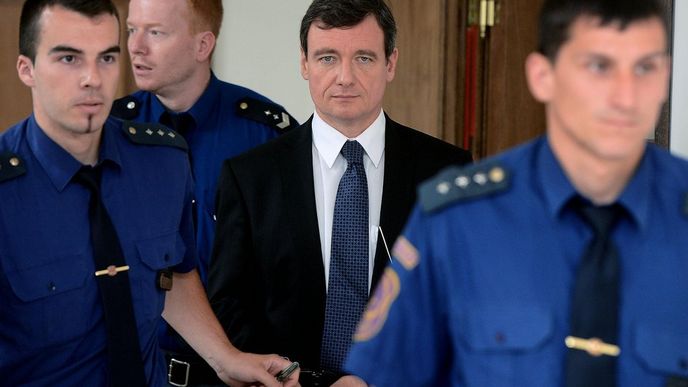 Policejní eskorta odvádí bývalého středočeského hejtmana a poslance Davida Ratha (dříve ČSSD) z jednací síně Krajského soudu v Praze, kde 9. srpna pokračovalo hlavní líčení v jeho kauze. Policejní eskorta odvádí bývalého středočeského hejtmana a poslance Davida Ratha (dříve ČSSD) z jednací síně Krajského soudu v Praze, kde 9. srpna pokračovalo hlavní líčení v jeho kauze.
