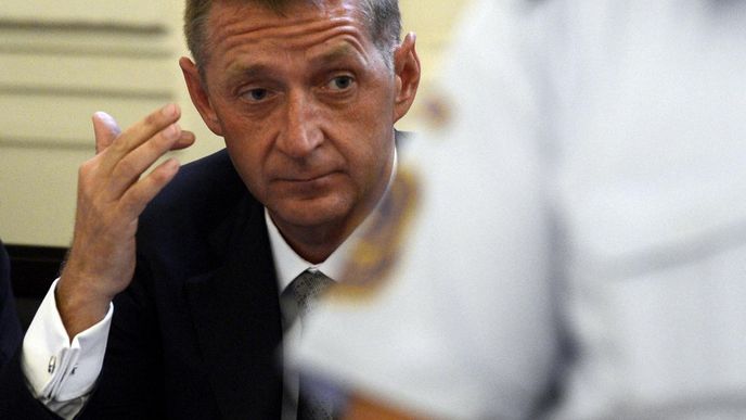 U Městského soudu v Praze začal 16. července soud s lobbistou Romanem Janouškem (na snímku), který je obviněn v souvislosti s loňskou dopravní nehodou z pokusu o vraždu a z ohrožení pod vlivem návykové látky. Hrozí mu až 18 let odnětí svobody. U Městského soudu v Praze začal 16. července soud s lobbistou Romanem Janouškem (na snímku), který je obviněn v souvislosti s loňskou dopravní nehodou z pokusu o vraždu a z ohrožení pod vlivem návykové látky. Hrozí mu až 18 let odnětí svobody.