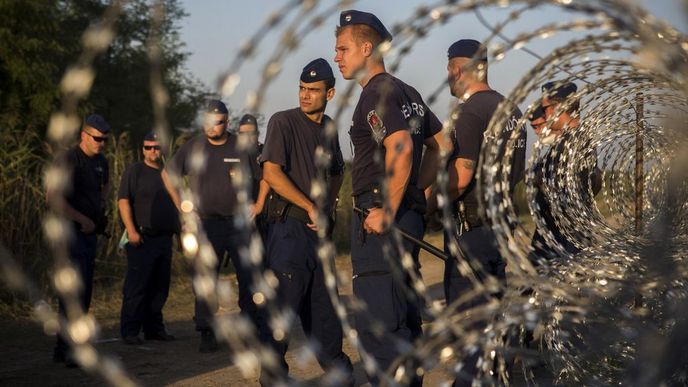 Maďarští policisté na hranici se Srbskem Maďarští policisté na hranici se Srbskem