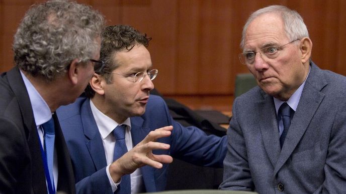 Německý ministr financí Wolfgang Schäuble (vpravo) hovoří se svými protějšky Jeroenem Dijsselbloemem z Nizozemska (uprostřed) a Lucemburska (Pierre Gramegna, vlevo) Německý ministr financí Wolfgang Schäuble (vpravo) hovoří se svými protějšky Jeroenem Dijsselbloemem z Nizozemska (uprostřed) a Lucemburska (Pierre Gramegna, vlevo)