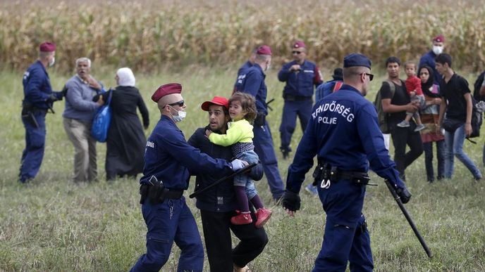 Maďarská policie nezvládá zadržovat uprchlíky Maďarská policie nezvládá zadržovat uprchlíky