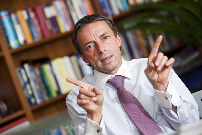 Podrobnosti většiny kauz, spojovaných s Bémem, ale vypluly na povrch až poté, co na podzim 2010 magistrát opustil a začal působit jako řadový poslanec. O čtyři roky dříve, po prvním volebním období v čele magistrátu, přitom Bémova politická hvězda stoupala. Komunální volby v říjnu 2006 jím vedená ODS v hlavním městě drtivě vyhrála a ovládla magistrát sama. Do té doby koaliční sociální demokraté ale přesto obsadili řadu míst například v městských firmách. Podrobnosti většiny kauz, spojovaných s Bémem, ale vypluly na povrch až poté, co na podzim 2010 magistrát opustil a začal působit jako řadový poslanec. O čtyři roky dříve, po prvním volebním období v čele magistrátu, přitom Bémova politická hvězda stoupala. Komunální volby v říjnu 2006 jím vedená ODS v hlavním městě drtivě vyhrála a ovládla magistrát sama. Do té doby koaliční sociální demokraté ale přesto obsadili řadu míst například v městských firmách.