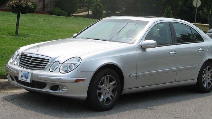 Ministerstvo zahraničí prodává gauč i luxusní mercedes Ministerstvo zahraničí prodává gauč i luxusní mercedes