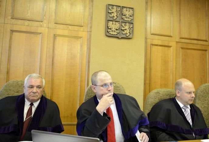 Soudci Krajského soudu v Praze, Robert Pacovský uprostřed. Soudci Krajského soudu v Praze, Robert Pacovský uprostřed.