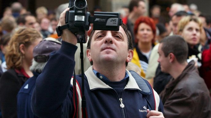 Turisté na Staroměstském náměstí v Praze Turisté na Staroměstském náměstí v Praze