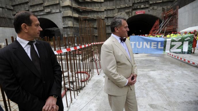 Pražský primátor Bohuslav Svoboda (vpravo) a generální ředitel společnosti Metrostav Pavel Pilát, poté co symbolicky naplnili vozík zeminou u příležitosti vytěžení posledního kubíku na stavbě tunelového komplexu Blanka. Slavnostní ukončení ražby se uskutečnilo 5. září v Praze. Na akci aktivisté z občanského sdružení Pražské fórum rozvinuli transparent s nápisem "Tunel lží" (v pozadí). Pražský primátor Bohuslav Svoboda (vpravo) a generální ředitel společnosti Metrostav Pavel Pilát, poté co symbolicky naplnili vozík zeminou u příležitosti vytěžení posledního kubíku na stavbě tunelového komplexu Blanka. Slavnostní ukončení ražby se uskutečnilo 5. září v Praze. Na akci aktivisté z občanského sdružení Pražské fórum rozvinuli transparent s nápisem "Tunel lží" (v pozadí).