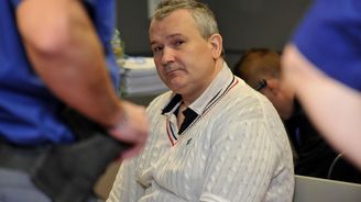 Kauza lihové mafie má dalších sedm obviněných, stát připravili o 1,25 miliardy Kauza lihové mafie má dalších sedm obviněných, stát připravili o 1,25 miliardy