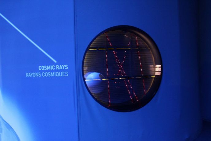 Detektor kosmických částic. Země je jimi nepřetržitě bombardována. Červené linie jsou jejich zaznamenané dráhy v průběhu pořizování fotografie. Detektor kosmických částic. Země je jimi nepřetržitě bombardována. Červené linie jsou jejich zaznamenané dráhy v průběhu pořizování fotografie.