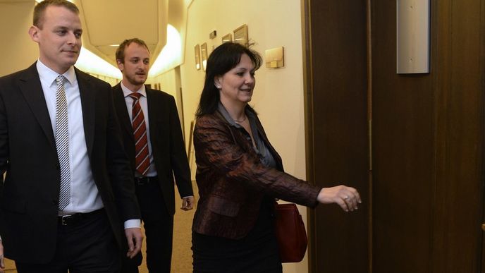Zleva Viktor Paggio, Jiří Rusnok a Dagmar Navrátilová přicházejí na jednání poslanců LIDEM Zleva Viktor Paggio, Jiří Rusnok a Dagmar Navrátilová přicházejí na jednání poslanců LIDEM