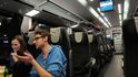 Červená konkurence. U státní ÖBB si cestující může
vybrat, jakým vlakem pojede: od starších vlaků InterCity přes mohutné šedé stroje německé výroby, superrychlé ICE, až po nejmodernější vozy Railjet. V nich lze rychlost jízdy sledovat na obrazovce Červená konkurence. U státní ÖBB si cestující může
vybrat, jakým vlakem pojede: od starších vlaků InterCity přes mohutné šedé stroje německé výroby, superrychlé ICE, až po nejmodernější vozy Railjet. V nich lze rychlost jízdy sledovat na obrazovce