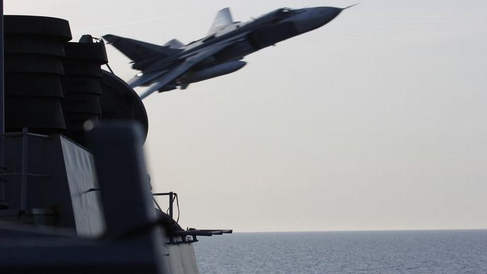 Ruské bombardéry Su-24 nalétávaly na americký torpédoborec USS Donald Cook Ruské bombardéry Su-24 nalétávaly na americký torpédoborec USS Donald Cook