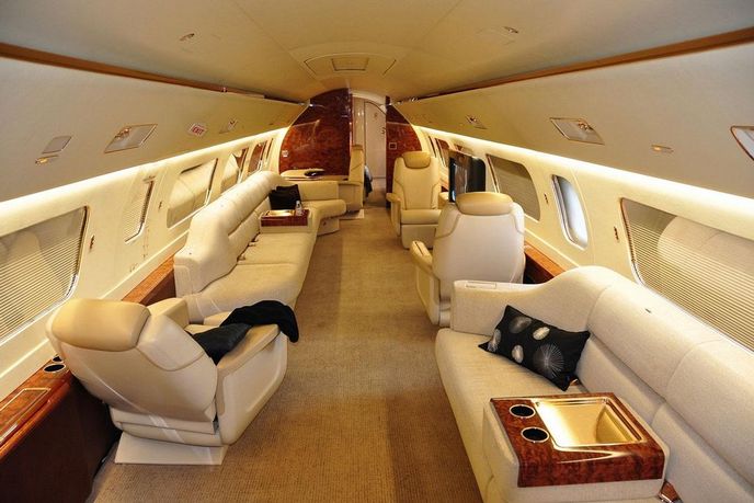 Luxusní vzdušné taxi. Embraer se na přelomu tisíciletí víc zaměřil na bohatou privátní klientelu. Proudové business jety řady Phenom nabízí komfortně vybavené interiéry Luxusní vzdušné taxi. Embraer se na přelomu tisíciletí víc zaměřil na bohatou privátní klientelu. Proudové business jety řady Phenom nabízí komfortně vybavené interiéry