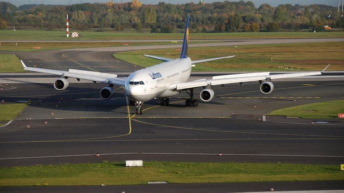 Airbus A340 aerolinek Lufthansa Airbus A340 aerolinek Lufthansa