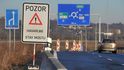Na dálničních mostech v Ostravě se v polovině loňského roku objevily trhliny způsobené pnutím stavby, mostní podpěry se podle ŘSD pohybují nerovnoměrně a ložiska jsou vysunutá mimo přípustné meze. Na dálničních mostech v Ostravě se v polovině loňského roku objevily trhliny způsobené pnutím stavby, mostní podpěry se podle ŘSD pohybují nerovnoměrně a ložiska jsou vysunutá mimo přípustné meze.