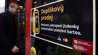 V pražských tramvajích lze platit jízdné platební kartou V pražských tramvajích lze platit jízdné platební kartou
