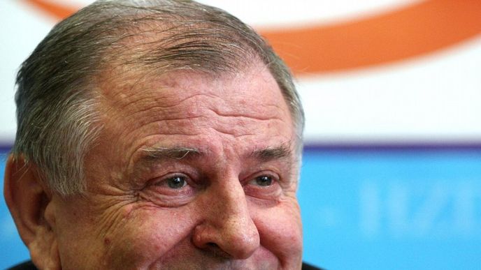 Mečiar na republikovém představenstvu mimoparlamentní strany LS-HZDS v roce 2010 Mečiar na republikovém představenstvu mimoparlamentní strany LS-HZDS v roce 2010