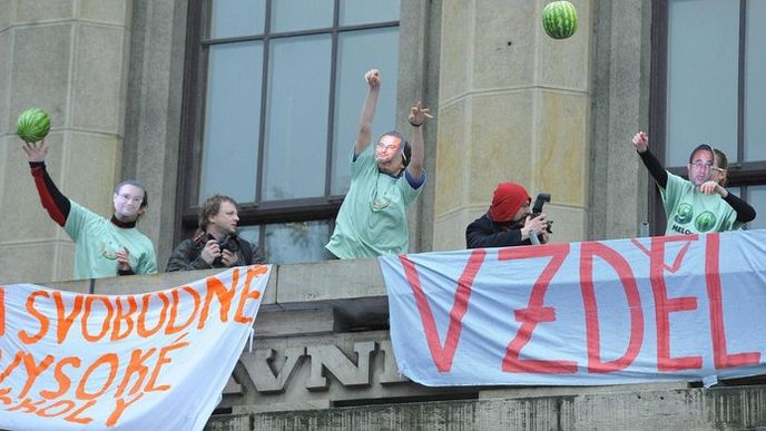 Studenti právnické fakulty v Praze protestují proti reformě školství. Studenti právnické fakulty v Praze protestují proti reformě školství.
