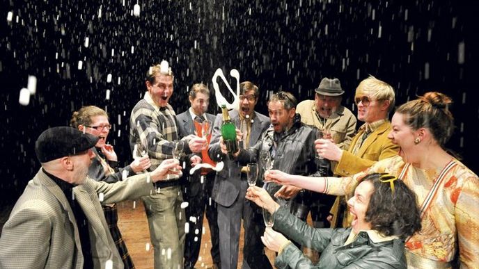 Předčasná oslava. Tvůrcům nejnovější inscenace Havlovy Asanace se přes značnou snahu nepodařilo převést hru do současnosti. Předčasná oslava. Tvůrcům nejnovější inscenace Havlovy Asanace se přes značnou snahu nepodařilo převést hru do současnosti.