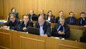 Ostře sledovaný soud s Davidem Rathem začal. Ostře sledovaný soud s Davidem Rathem začal.