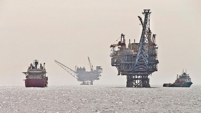 Izraelské zásoby. Naleziště Tamar u břehů Izraele skrývá 283 miliardy metrů krychlových plynu. V celém východním Středomoří je podle odhadů o polovinu více plynu, než má tradiční dodavatel Norsko Izraelské zásoby. Naleziště Tamar u břehů Izraele skrývá 283 miliardy metrů krychlových plynu. V celém východním Středomoří je podle odhadů o polovinu více plynu, než má tradiční dodavatel Norsko