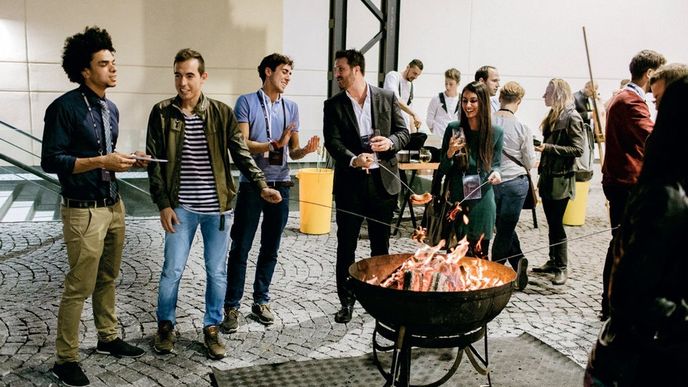 Na Engage 2015 probíhal networking u buřtů a piva Na Engage 2015 probíhal networking u buřtů a piva