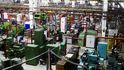 V tovární hale se střídají historické stroje s jejich moderními nástupci V tovární hale se střídají historické stroje s jejich moderními nástupci