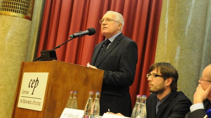 Václav Klaus za řečnickým pultem CEPu Václav Klaus za řečnickým pultem CEPu