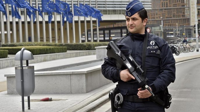 Policie hlídkuje před sídlem Evropské komise Policie hlídkuje před sídlem Evropské komise