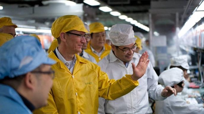 Tim Cook na inspekci v čínské továrně Foxconnu Tim Cook na inspekci v čínské továrně Foxconnu