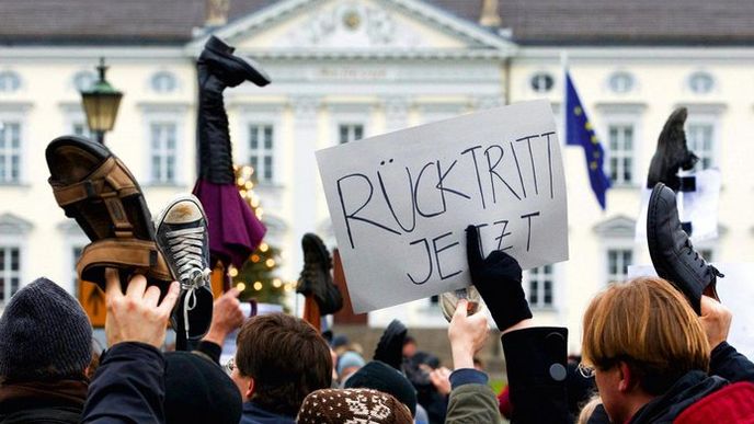 Botou proti prezidentovi. Na 400 lidí demonstrovalo před berlínským palácem německé hlavy státu. Protestující po vzoru účastníků arabských protivládních akcí mávali botami, vyzývali prezidenta, aby se úřadu vzdal Botou proti prezidentovi. Na 400 lidí demonstrovalo před berlínským palácem německé hlavy státu. Protestující po vzoru účastníků arabských protivládních akcí mávali botami, vyzývali prezidenta, aby se úřadu vzdal