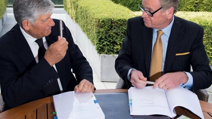 Šéf Publicis Group Maurice Levy podepisuje fúzi s šéfem Omnicom Group Johnem Wrenem Šéf Publicis Group Maurice Levy podepisuje fúzi s šéfem Omnicom Group Johnem Wrenem