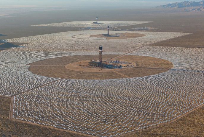 Ivanpah Solar Electric - solární elektrárna, do níž investoval Google 168 milionů dolarů (zdroj: Ibtimes.com) Ivanpah Solar Electric - solární elektrárna, do níž investoval Google 168 milionů dolarů (zdroj: Ibtimes.com)