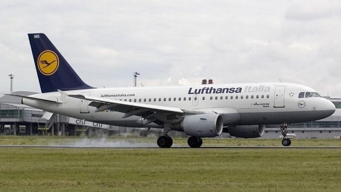 Airbus A319 Lufthansy na ruzyňském letišti. Airbus A319 Lufthansy na ruzyňském letišti.