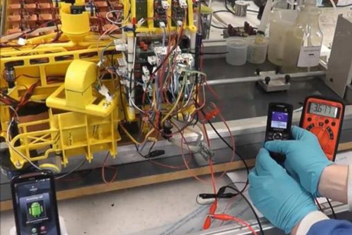 Telefon Samsung GT-E2121B s baterií o kapacitě 1000 miliamperhodin článek dobíjel 24 hodin. Za tu dobu mu dodal energii na odeslání několika textových zpráv a hovor dlouhý 6 minut a 20 vteřin. Telefon Samsung GT-E2121B s baterií o kapacitě 1000 miliamperhodin článek dobíjel 24 hodin. Za tu dobu mu dodal energii na odeslání několika textových zpráv a hovor dlouhý 6 minut a 20 vteřin.
