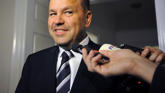 Poslanec ODS Petr Tluchoř hovoří s novináři po zasedání poslaneckého klubu, který se sešel 5. září v Praze před jednáním Sněmovny. Tluchoř řekl, že špičky ODS nepřesvědčily odpůrce daňových změn v poslaneckém klubu občanských demokratů, aby pro ně hlasovali. Poslanec ODS Petr Tluchoř hovoří s novináři po zasedání poslaneckého klubu, který se sešel 5. září v Praze před jednáním Sněmovny. Tluchoř řekl, že špičky ODS nepřesvědčily odpůrce daňových změn v poslaneckém klubu občanských demokratů, aby pro ně hlasovali.