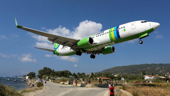Fraport bude provozovat i letiště na ostrově Skiathos, známé pro nízké přelety letadel nad přístavem Fraport bude provozovat i letiště na ostrově Skiathos, známé pro nízké přelety letadel nad přístavem