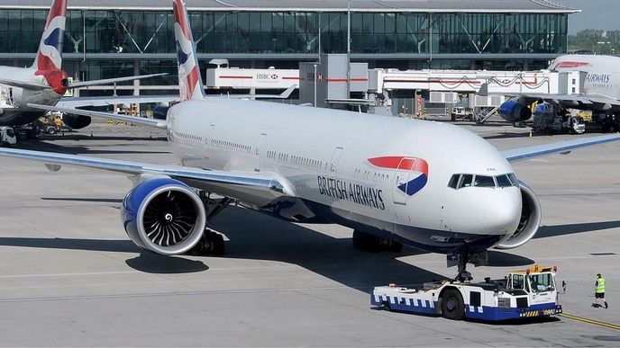 Boeing 777 aerolinek British Airways na letišti Heathrow Boeing 777 aerolinek British Airways na letišti Heathrow