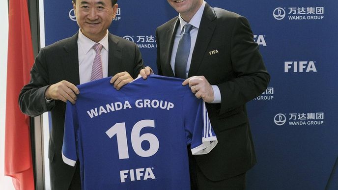 Wang Ťien-lin (vlevo) a Gianni Infantino při podpisu smlouvy. Wang Ťien-lin (vlevo) a Gianni Infantino při podpisu smlouvy.