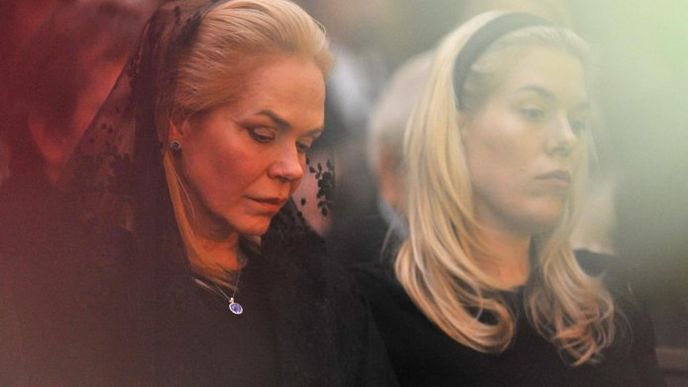 Dagmar Havlová s dcerou Ninou (vpravo) na smutečním obřadu ve strašnickém krematoriu Dagmar Havlová s dcerou Ninou (vpravo) na smutečním obřadu ve strašnickém krematoriu