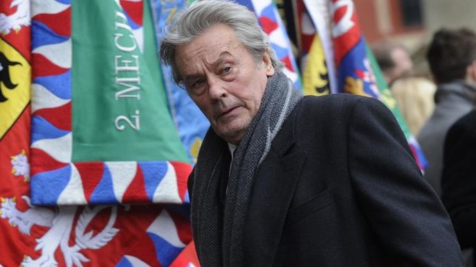 Francouzský herec Alain Delon přichází na státní pohřeb Václava Havla Francouzský herec Alain Delon přichází na státní pohřeb Václava Havla