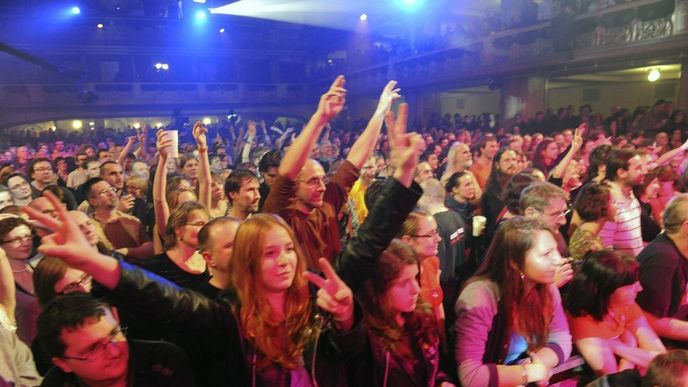 Publikum, které přišlo do Lucerny na koncert k poctě Václava Havla Publikum, které přišlo do Lucerny na koncert k poctě Václava Havla