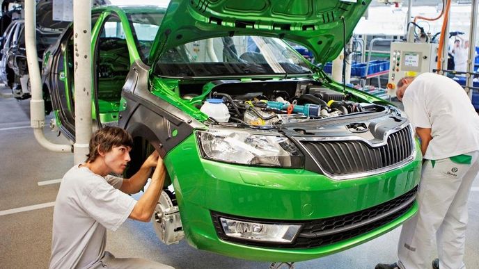 Škoda Auto zahájila 23. srpna v Mladé Boleslavi výrobu nové kompaktní limuzíny Rapid. Vůz bude od října postupně uváděn na evropské trhy, příští rok v Číně a od roku 2014 v Rusku. Kapacita výrobní linky se postupně zvýší z 800 na 1200 vozů denně. Světová premiéra je naplánována na zářijový autosalon v Paříži. (zdroj: ČTK) Škoda Auto zahájila 23. srpna v Mladé Boleslavi výrobu nové kompaktní limuzíny Rapid. Vůz bude od října postupně uváděn na evropské trhy, příští rok v Číně a od roku 2014 v Rusku. Kapacita výrobní linky se postupně zvýší z 800 na 1200 vozů denně. Světová premiéra je naplánována na zářijový autosalon v Paříži. (zdroj: ČTK)